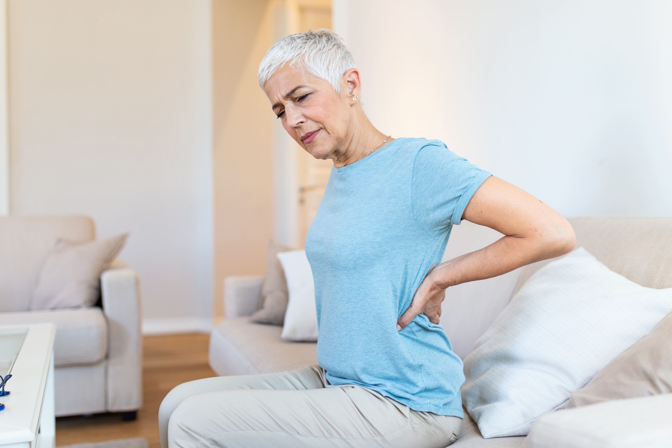 Mujer adulta con dolor de espalda